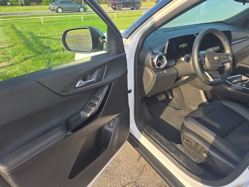 Used 2025 Chevrolet Equinox LT w/ Convenience Package II image 6