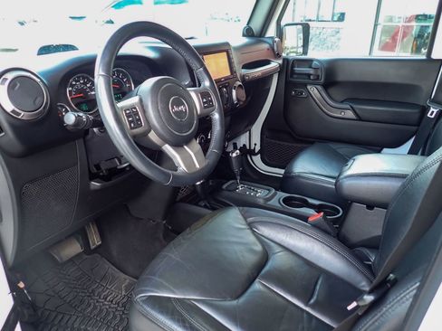 Used 2013 Jeep Wrangler Unlimited Sahara image 15