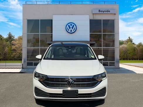 Certified 2023 Volkswagen Jetta SE w/ Panoramic Sunroof Package FWD image 2