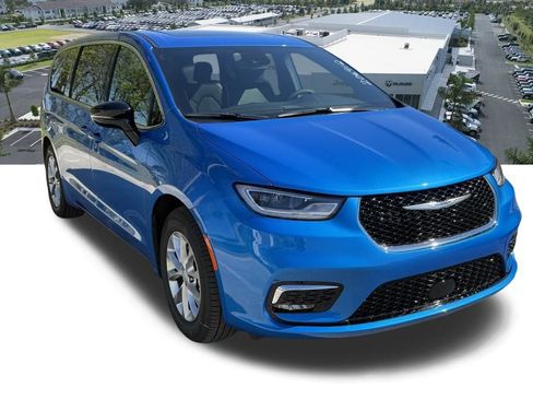 New 2026 Chrysler Pacifica Limited image 2