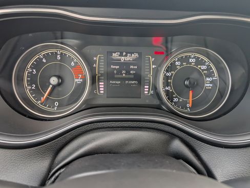 Used 2020 Jeep Cherokee Latitude Plus FWD image 17