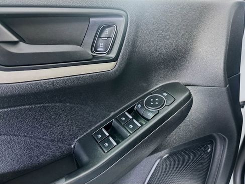 Used 2022 Ford Escape SE w/ SE Sport Appearance Package FWD image 17