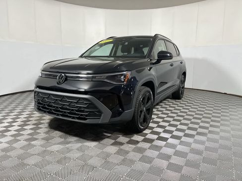 Used 2025 Volkswagen Taos SE AWD/4WD image 4
