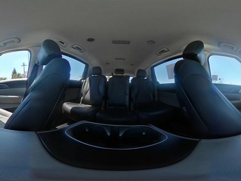 Used 2026 Kia Carnival FWD image 45