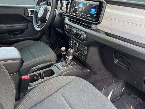Used 2025 Jeep Gladiator Sport AWD/4WD image 32