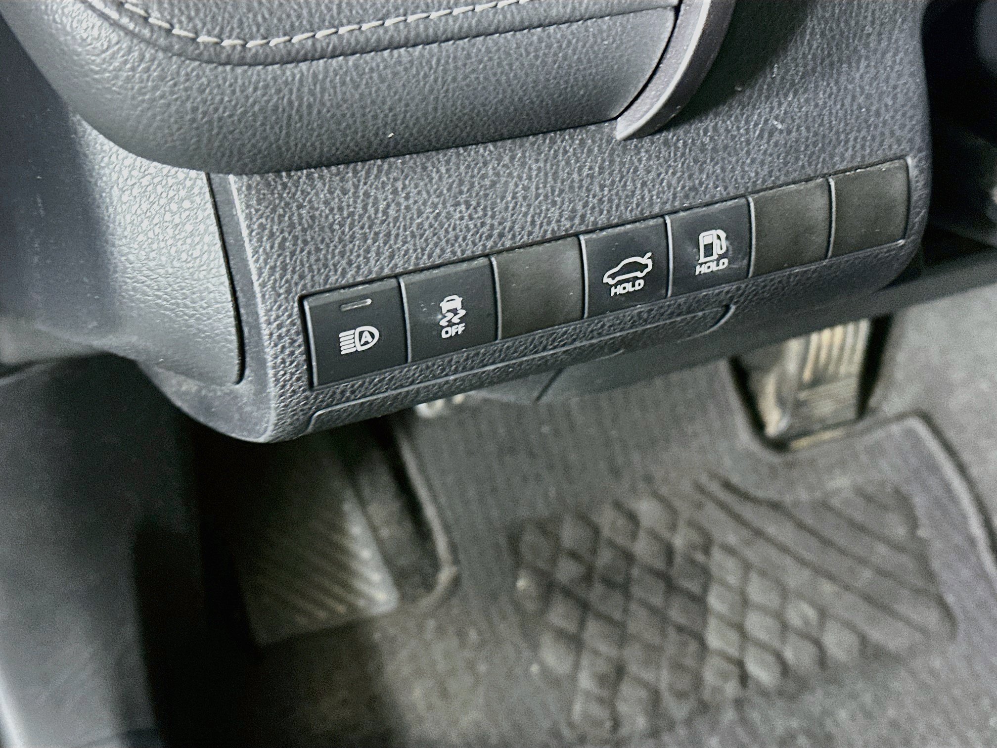 Used 2020 Toyota Camry SE w/ Carpet Mat Package FWD image 17