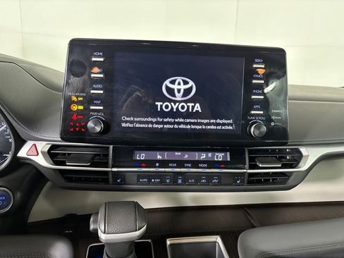Used 2024 Toyota Sienna XLE FWD image 15