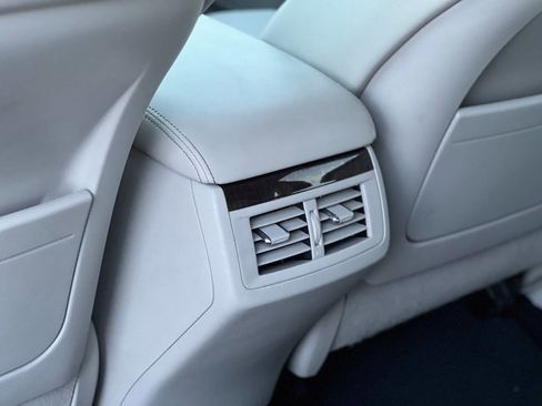 Used 2013 Toyota Venza XLE image 30