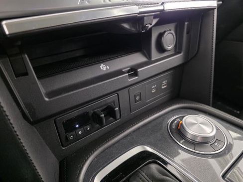 Used 2024 Nissan Armada SV image 43