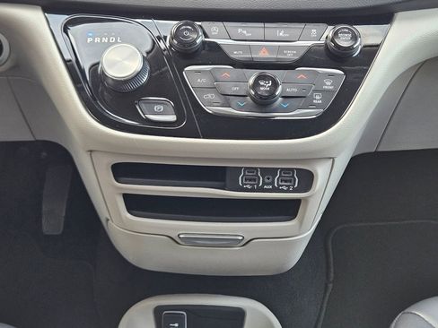Used 2024 Chrysler Pacifica Touring-L image 13