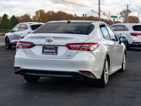 Used 2018 Toyota Camry XLE image 9
