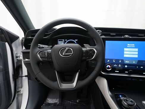 Used 2025 Lexus RZ 300e image 4