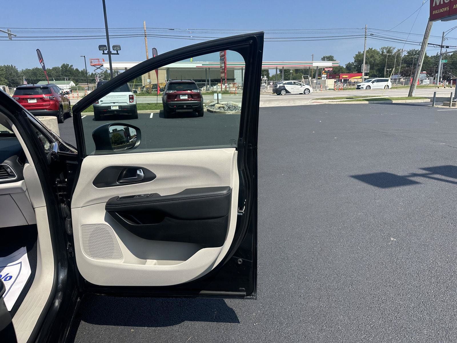 Used 2023 Chrysler Pacifica Touring-L FWD image 21
