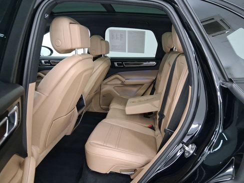 Used 2021 Porsche Cayenne image 13