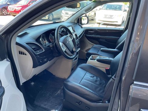 Used 2015 Chrysler Town & Country LX FWD image 14