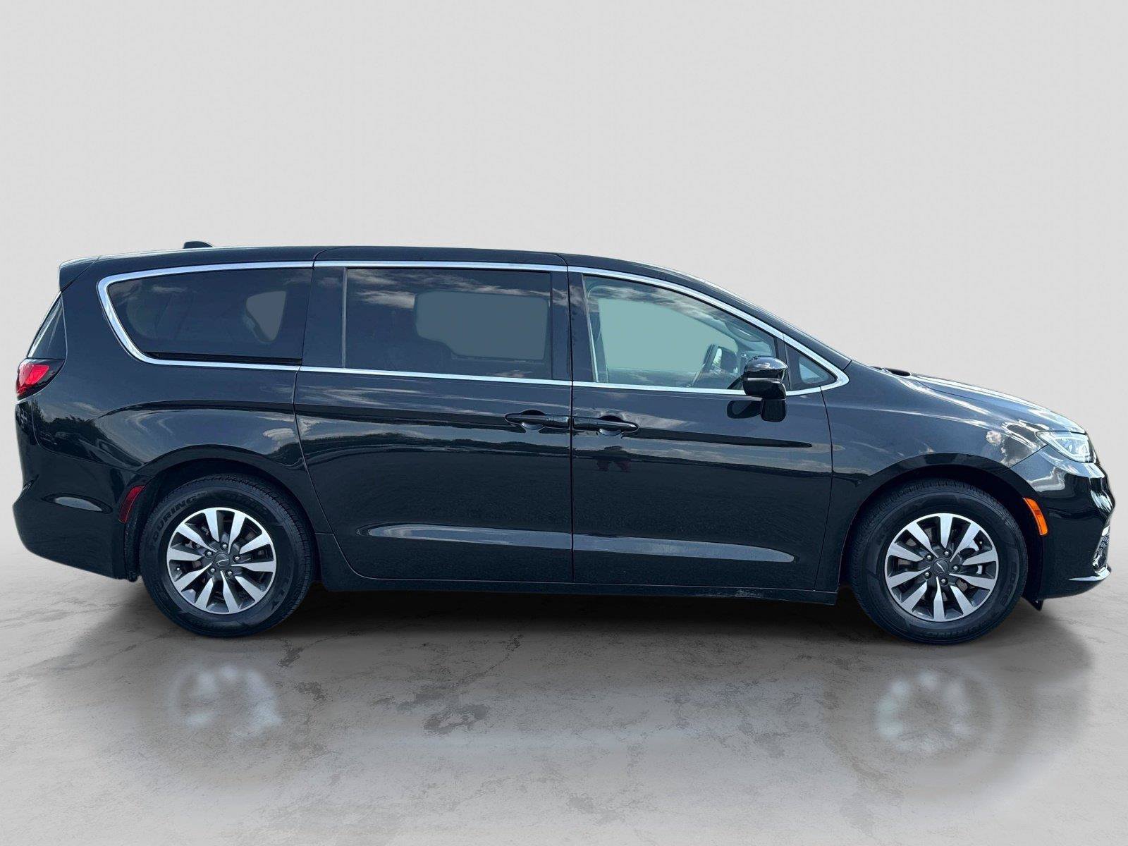 Certified 2024 Chrysler Pacifica Limited FWD image 4