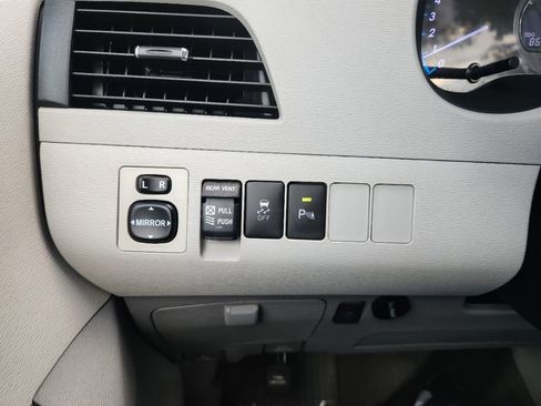 Used 2013 Toyota Sienna Limited image 22