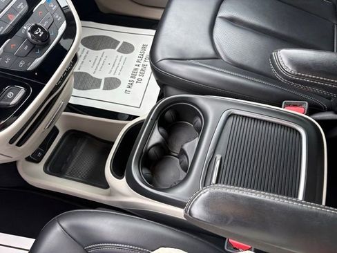 Used 2023 Chrysler Pacifica Touring-L image 23