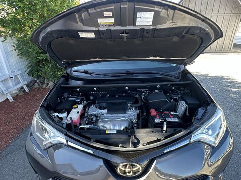 Used 2018 Toyota RAV4 XLE AWD/4WD image 31