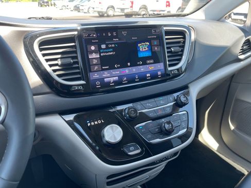 Used 2024 Chrysler Pacifica Touring-L FWD image 21