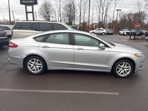 Used 2015 Ford Fusion SE image 2