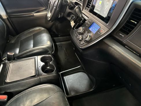 Used 2015 Toyota Sienna SE FWD image 18