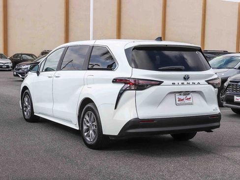 Used 2024 Toyota Sienna LE image 9