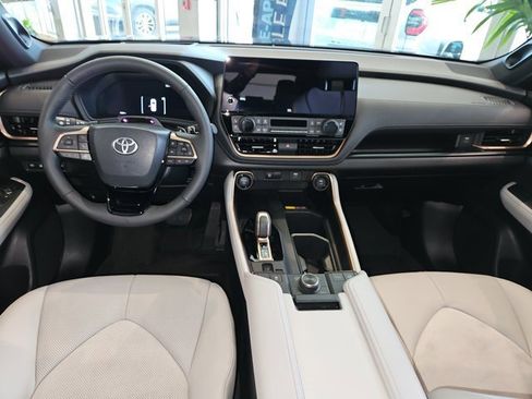 New 2025 Toyota Grand Highlander MAX Platinum image 10