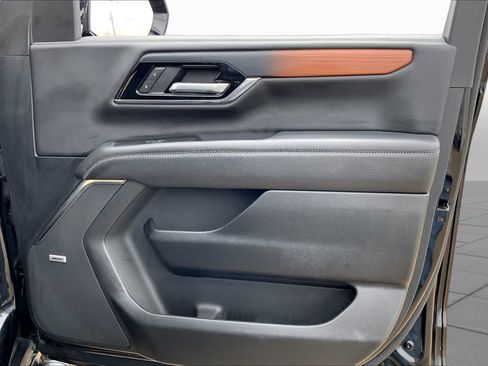 Used 2025 GMC Yukon XL Denali AWD/4WD image 23