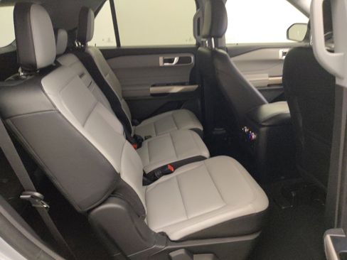 Used 2021 Ford Explorer XLT w/ Equipment Group 202A AWD/4WD image 19