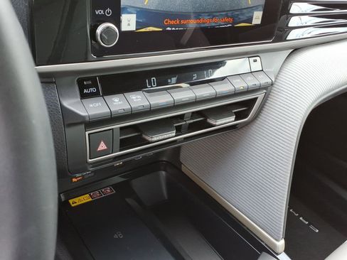 Used 2025 Toyota Camry SE AWD/4WD image 21