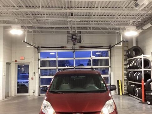 Used 2010 Toyota Sienna LE image 2