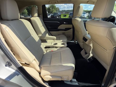 Used 2016 Toyota Highlander Limited Platinum AWD/4WD image 32