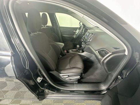 Used 2019 Jeep Cherokee Latitude w/ Popular Appearance Group FWD image 28