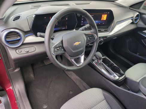 Used 2025 Chevrolet Trax LT w/ LT Convenience Package FWD image 13