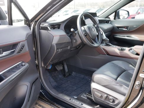 Used 2023 Toyota Venza XLE AWD/4WD image 11