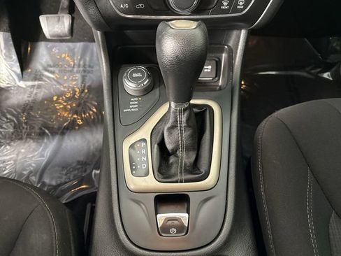 Used 2016 Jeep Cherokee Latitude w/ Cold Weather Group AWD/4WD image 18