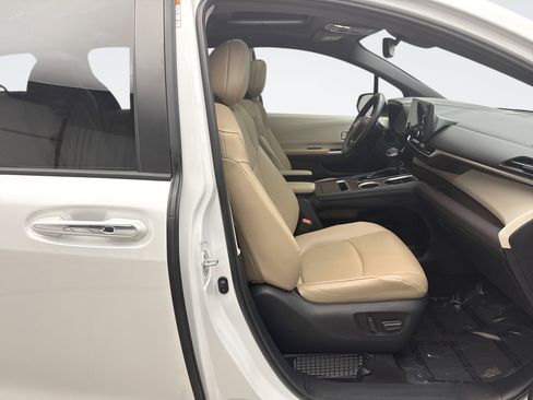 Used 2022 Toyota Sienna XLE image 16