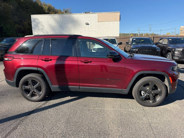 Used 2023 Jeep Grand Cherokee Altitude AWD/4WD image 6
