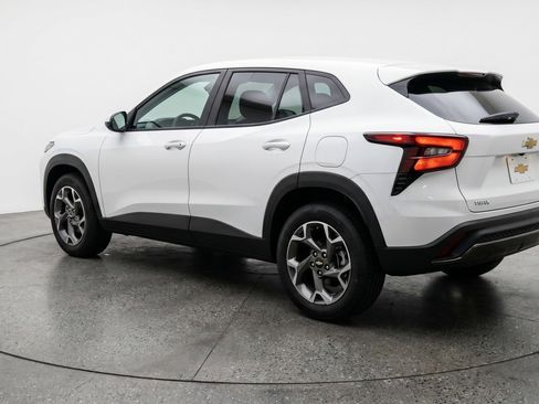 Used 2025 Chevrolet Trax LT FWD image 6