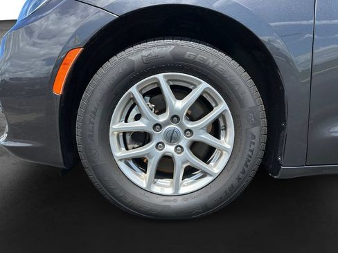 Used 2022 Chrysler Pacifica Touring-L FWD image 11