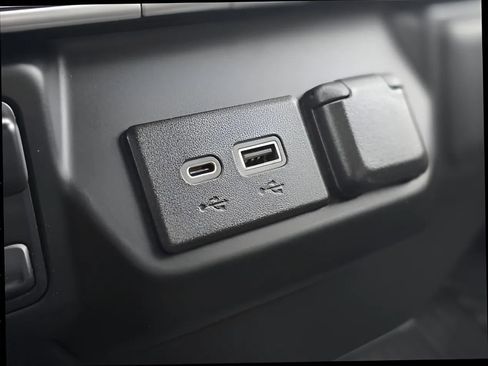 Used 2022 Chevrolet Silverado 2500 Custom w/ Custom Value Package image 26