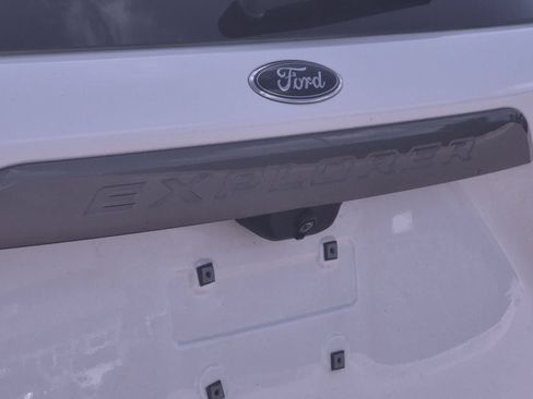 Used 2021 Ford Explorer XLT w/ Equipment Group 202A AWD/4WD image 13