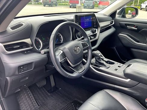 Used 2023 Toyota Highlander XLE AWD/4WD image 8