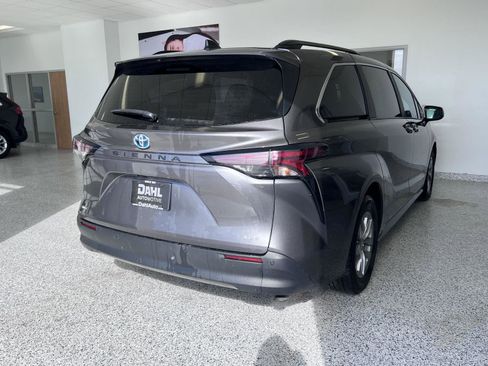 Used 2025 Toyota Sienna XLE image 16