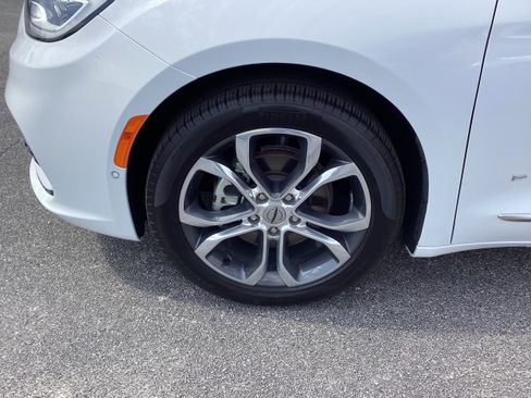 Used 2025 Chrysler Pacifica Pinnacle w/ Trailer Tow Group FWD image 9