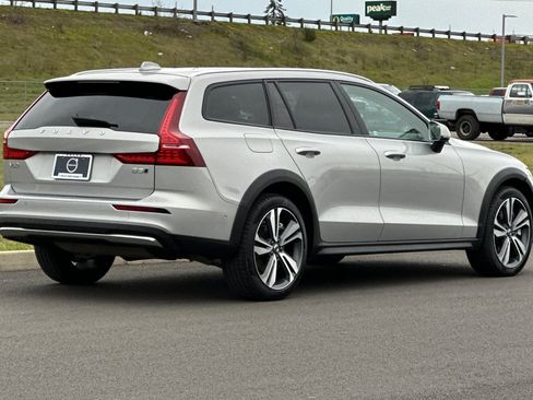 Used 2025 Volvo V60 B5 Cross Country Plus image 3