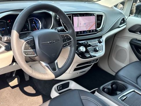 Used 2024 Chrysler Pacifica Limited FWD image 16