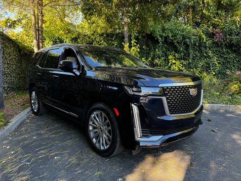 Used 2023 Cadillac Escalade Premium Luxury w/ Performance Package image 3