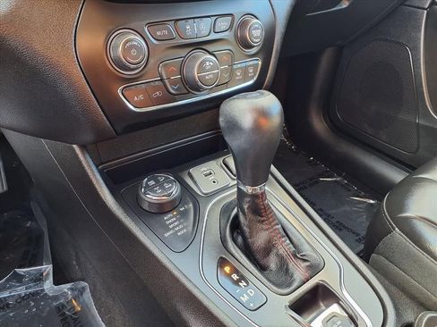 Used 2019 Jeep Cherokee Trailhawk w/ Cold Weather Group image 9